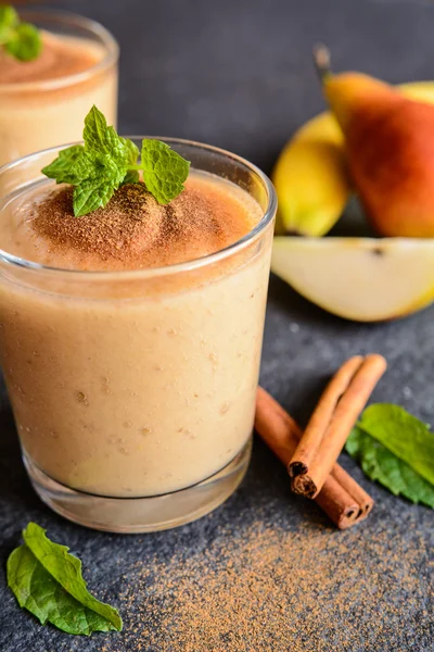 Banana smoothie with pear and cinnamon — Stock Photo, Image