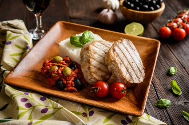 Pirinç ve domates soslu ızgara orkinos biftek