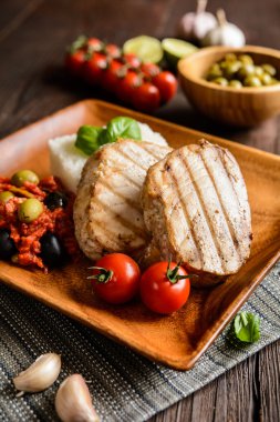 Pirinç ve domates soslu ızgara orkinos biftek