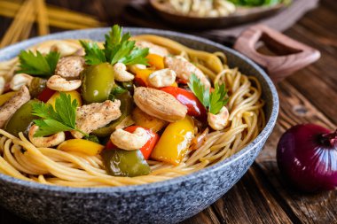 Yemek spagetti tavuk eti, biber ve kaju fıstığı