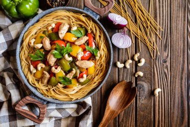 Yemek spagetti tavuk eti, biber ve kaju fıstığı