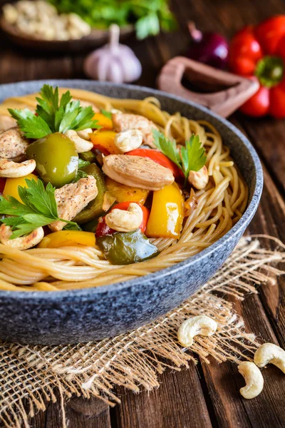 Espaguetis de comida entera con carne de pollo, pimienta y anacardos — Foto de Stock