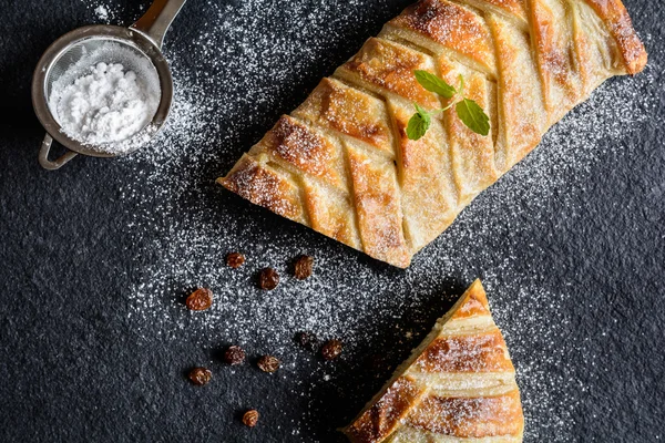 Kvark strudel med russin och beströdda med florsocker — Stockfoto