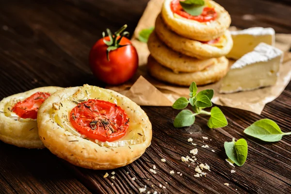 Mini pizza cu Camembert și roșii — Fotografie, imagine de stoc