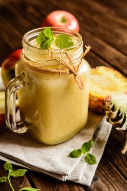 Ananas ve apple güler yüzlü