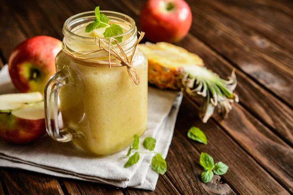 Ananas ve apple güler yüzlü