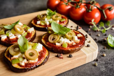 Patlıcan Pizza domates sosu, peynir, biber ve zeytin ile