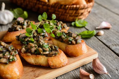 Fried baget mantar, sarımsak ve otlar