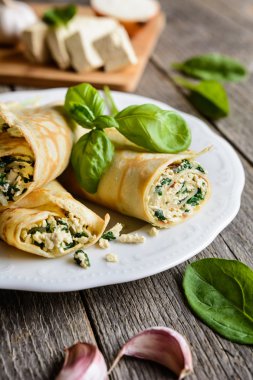 Tofu, ıspanak, soğan ve sarımsak ile lezzetli gözleme