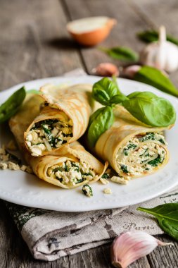 Tofu, ıspanak, soğan ve sarımsak ile lezzetli gözleme