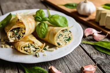Tofu, ıspanak, soğan ve sarımsak ile lezzetli gözleme