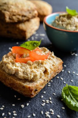 Soğan, yumurta, hardal ve dereotu ile yayılan tavuk eti