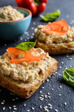 Soğan, yumurta, hardal ve dereotu ile yayılan tavuk eti