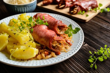 Domuz eti boyun dilimleri ekşi lahana ve sosis ile doldurulmuş füme