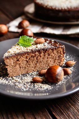 Badem ve çikolata ile kestane pastası