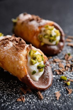Geleneksel Sicilya cannoli ricotta ve antep fıstığı ile doldurulmuş