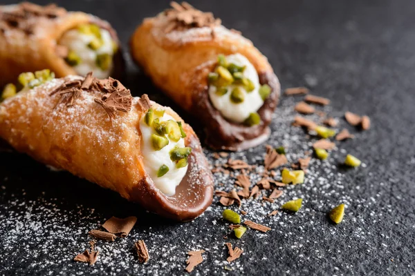 Traditional Sicilian cannoli stuffed with ricotta and pistachios — Stock Photo, Image