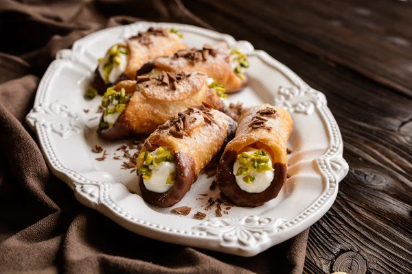 Geleneksel Sicilya cannoli ricotta ve antep fıstığı ile doldurulmuş