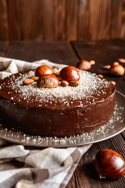 Pastel de castañas con almendras y chocolate —  Fotos de Stock