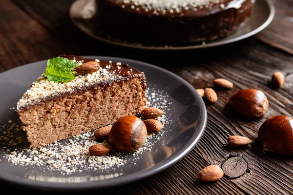 Каштановый торт с миндалем и шоколадом — стоковое фото