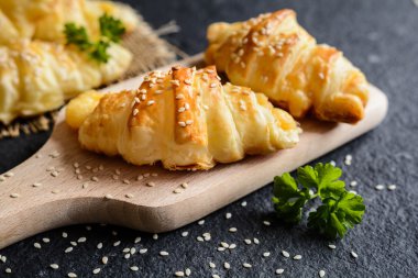 Kokulu kruvasan Emmental peyniri ile doldurulmuş