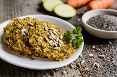 Kabak, havuç, chia, keten tohumu ve yulaf ezmesi ile sebze krep