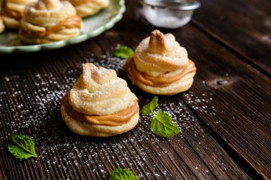 Karamel kremalı Pastalar