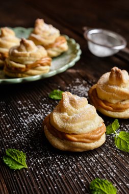 Karamel kremalı Pastalar