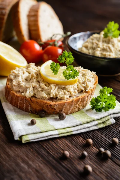 Mackerel espalhar com cebola e ervas — Fotografia de Stock