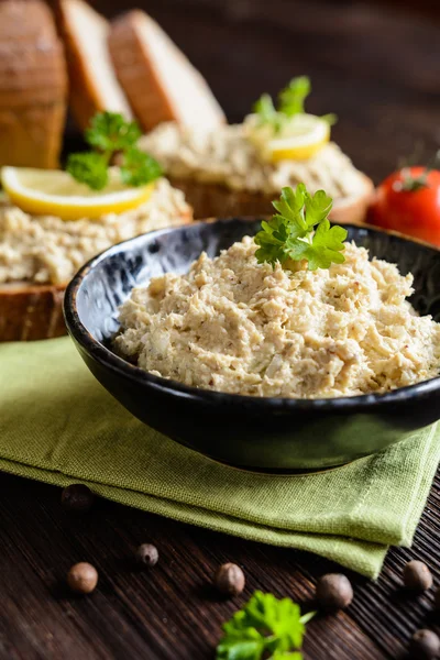 Makrelenaufstrich mit Zwiebeln und Kräutern — Stockfoto