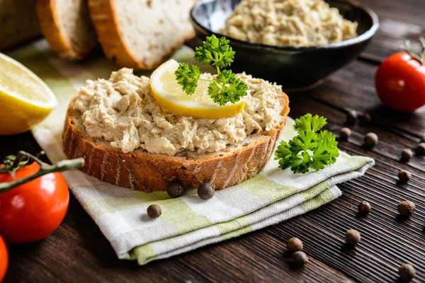 Mackerel espalhar com cebola e ervas — Fotografia de Stock