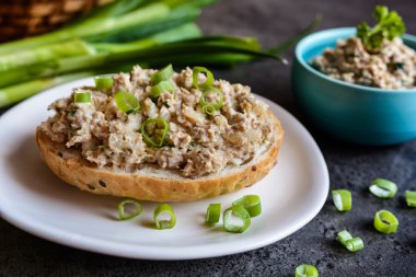 Ördek eti soğan, hardal ve otlar yayıldı