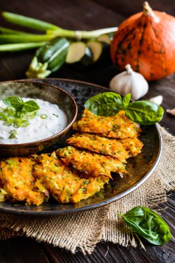 Kabak kabak ile krep ve ekşi krema sosu ile servis