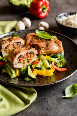 Kavrulmuş tavuk göğsü ile sebze doldurulmuş ve koyun peyniri, haşlanmış sebze ve pirinç ile servis