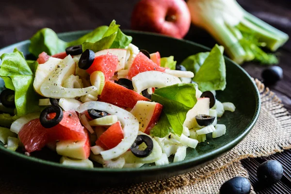 Salată de fenicul cu grapefruit, măr, țelină și măsline — Fotografie, imagine de stoc