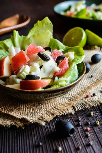 Salată de fenicul cu grapefruit, măr, țelină și măsline — Fotografie, imagine de stoc