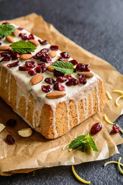 Frugt brød med tranebær, mandel og hvid chokolade topping - Stock-foto