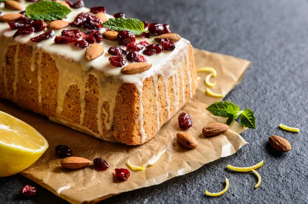 Fruit loaf with cranberries, almond and white chocolate topping — Stock Photo, Image