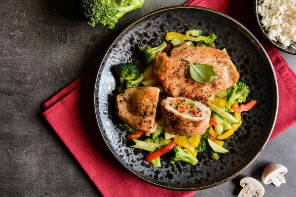 Pečené kuřecí prsa plněná zeleninou a ovčí sýr, podávaný s dušenou zeleninou a rýží — Stock fotografie