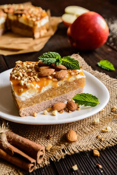 Bolo de maçã com chantilly, caramelo e cobertura de amêndoa — Fotografia de Stock