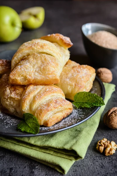 Роллы с яблоком и грецким орехом — стоковое фото