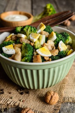 Ton balığı, yumurta ve ceviz Brokoli Salatası