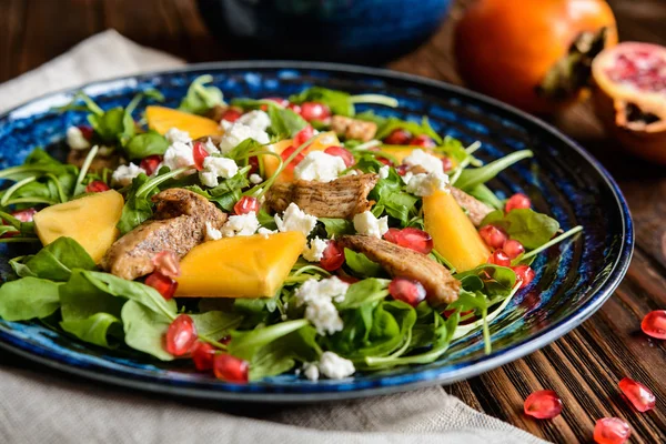 Salată de Arugula cu rodie, carne de pui, persimmoni și brânză Feta — Fotografie, imagine de stoc