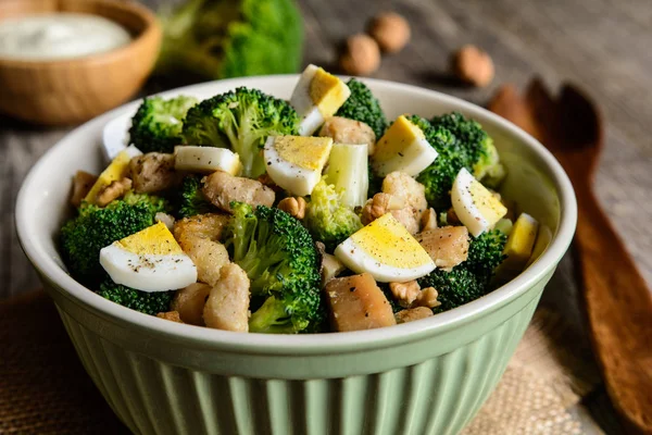 Salată de broccoli cu ton, ouă și nuci — Fotografie, imagine de stoc