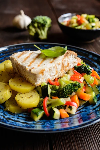 Atum grelhado com salada de legumes cozidos no vapor — Fotografia de Stock
