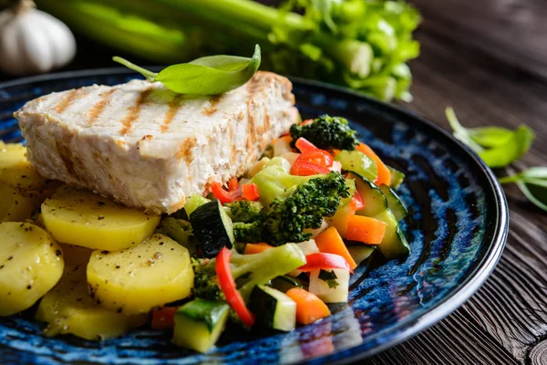 Tonno alla griglia con insalata di verdure al vapore — Foto Stock