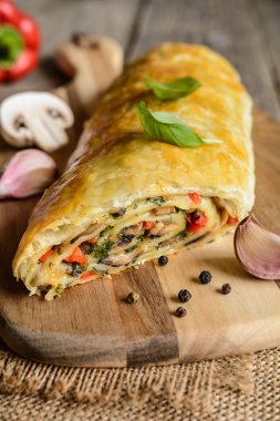 Mantar, kırmızı biber, soğan, sarımsak ve maydanoz ile lezzetli meyveli turta