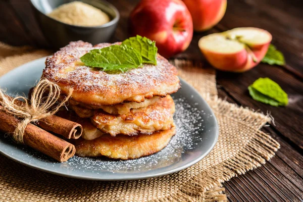 Panqueques dulces de manzana y cuajada —  Fotos de Stock