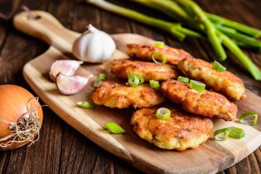 Kızarmış patates, soğan ve sarımsak ile ton balığı gözleme