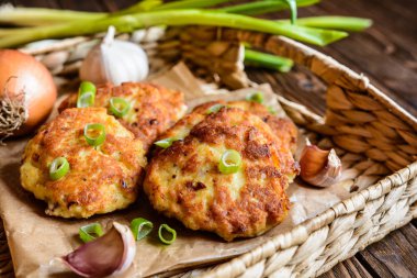 Kızarmış patates, soğan ve sarımsak ile ton balığı gözleme